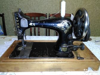 Продам швейную машинку SINGER 1906 года выпуска в рабочем состоянии,производство:Подольск,Россия,приобретала её когда то давным давно ещё моя про про бабушка и передавалась в Барнауле
