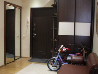 Продам  двухкомнатную квартиру со всей мебелью и техникой,  В квартире просторная кухня ,два сан узла ,комнаты изолированы,  Самый центр Батайска,  Инфраструктура в Батайске