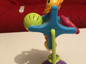 Развивающая игрушка Карусель непременно понравится вашему малышу и надолго займет его внимание, Погремушка изготовлена из безопасного пластика ярких цветов ,  в Чебоксарах