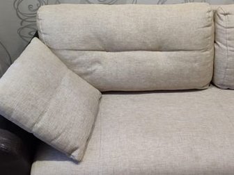 Продам диван в отличном состоянии бежевого цвета с подлокотниками из кож,  зама,  Год назад была проведена полная химчистка,  Способ раскладывания - еврокнижка, в Чебоксарах