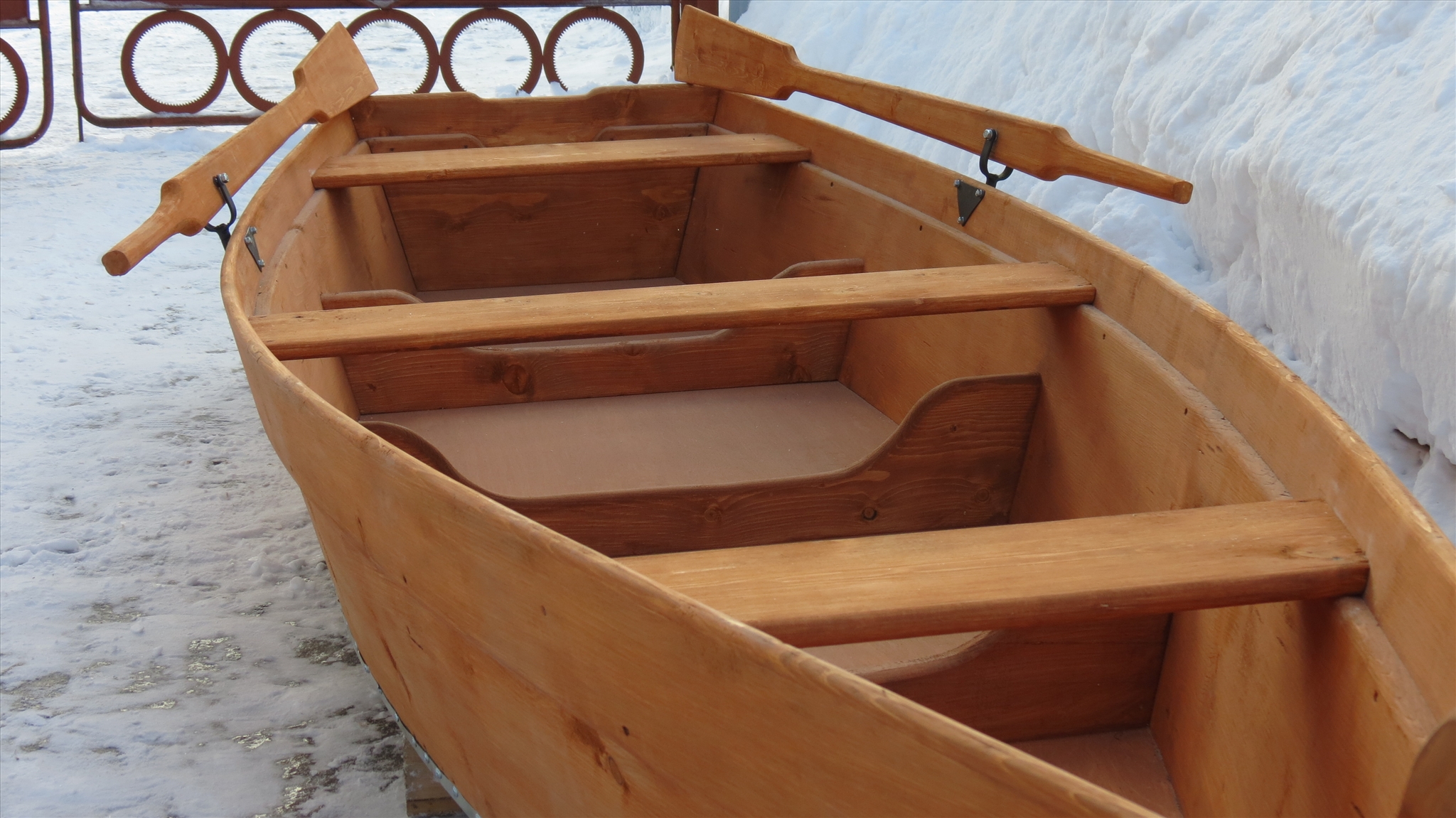Лодка весельная деревянная