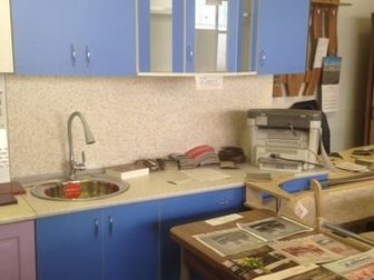 Продается новый кухонный гарнитур в связи с закрытием магазина,  Длина 1800, высота рабочего стола 850, высота навесных шкафов 700мм,  Материал Лдсп с мойкой и сушкой, в Ижевске