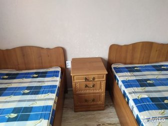 две хорошие крепкие кровати с матрасами и прикроватная тумба,мало б/у в Ярославле