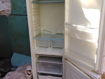 Продам холодильник indezit, что то сломалось разбираться не хочу, компрессор запускается кратковременно из за этого не холодит, без торга в Ярославле