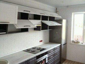 Кухонный гарнитур выполнен в современном стиле, фасады МДФ белые матовые с фрезой, фурнитура Блюм , Столешница 38 мм,плинтус алюминий, все Услуги в стоимости кухни, в Калининграде