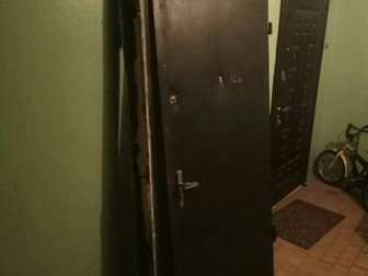 Металлические дверь с коробкой,  Сверху дверь обшита дермантином,  Самовывоз в Калининграде