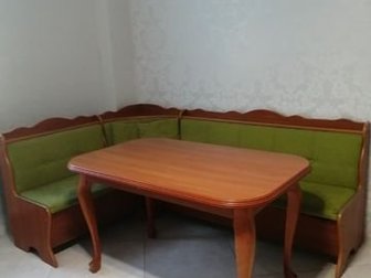Продам стол и кухонный диван цвет - кальвадос,  Стол раскладной размер 78*128 (180) в отличном состоянии,  Диван 140*207 с двумя вместительными ящиками для хранения в Калининграде