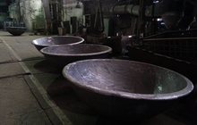 Льём чан чугунный для бани от производителя