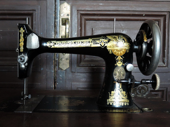 Свежее изображение Антиквариат Антикварная швейная машина Singer на станине, 1906 36762233 в Москве