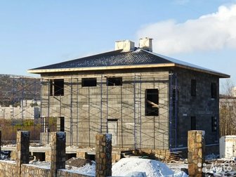 В связи с переездом продается строящийся из высококачественных материалов дом в Долине Уюта с участком 12 соток, огороженный забором из колотого камня высотой 3 в Мурманске