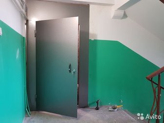 Надежные, качественные металлические  перегородки - двери  с краской в  любой  цвет краской под полимер, панелями - цвет вишня и замком Барьер,  Полимерная краска в Мурманске