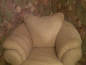 Продам мебель:диван и кресло из натуральной кожи,цвет слоновой кости,диван раскладывается-французская раскладушка,б/у,есть небольшие потертости,кресло в идеальнейшем в Мурманске