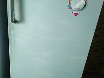 холодильник б/у имеется дифект - дверца морозильной камеры отломана и приклеена на скотч, в Рубцовске